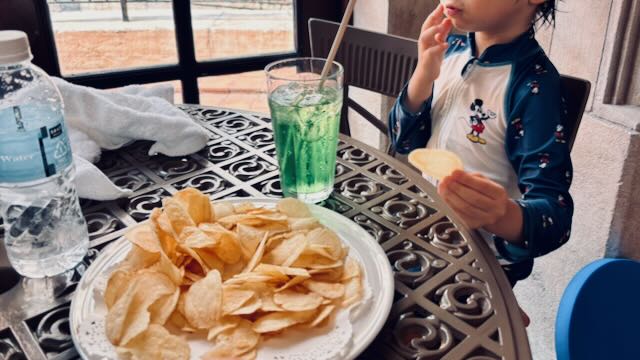 ミラコスタ宿泊者専用スパ「テルメ・ヴェネツィア」にてポテチとジュース