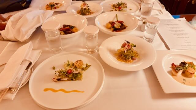 ディズニーホテルのルームサービス料理のテーブル写真