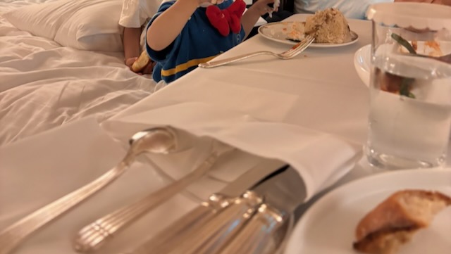 子供が食べている様子