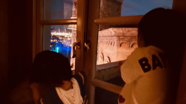 ディズニーホテル客室から夜景を眺める子どもたち

