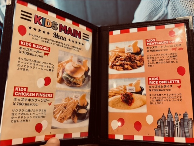 フライデーズ有明ガーデンのキッズメニュー。チキンフィンガーやハンバーガーなど写真付きで分かりやすい。