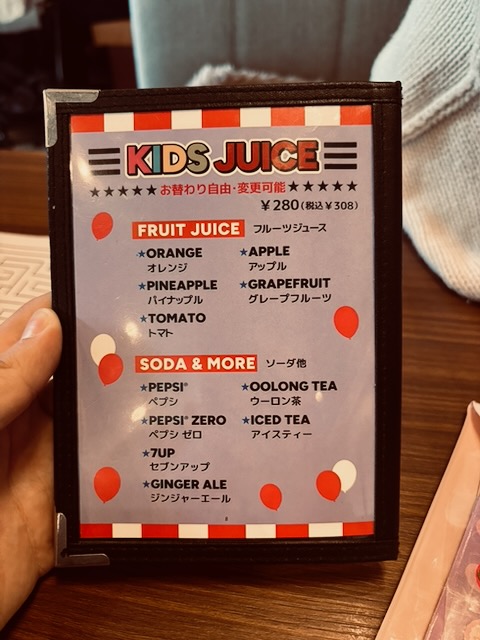 フライデーズのキッズドリンクメニュー。ジュースや炭酸系が種類豊富。