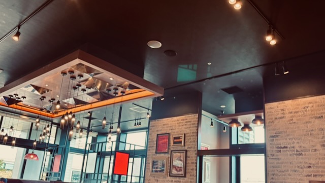 TGIフライデーズ有明ガーデンの店内。モダンで開放感のあるアメリカンダイナー風の空間。