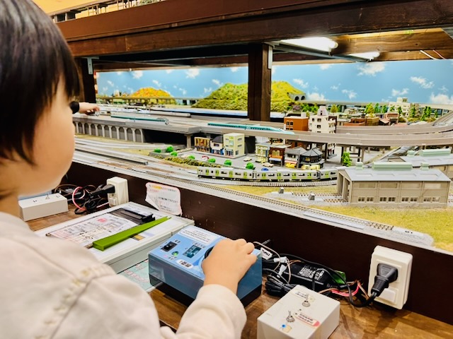 ポポンデッタ有明ガーデンでレンタルレイアウトを操作する子どもの様子