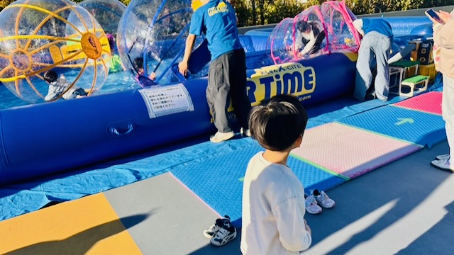 スタッフさんがバルーンに空気を入れて準備している様子