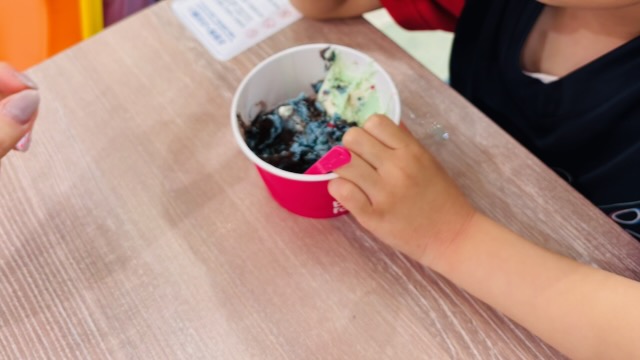 子どもが選んだアイスを手に持っている様子