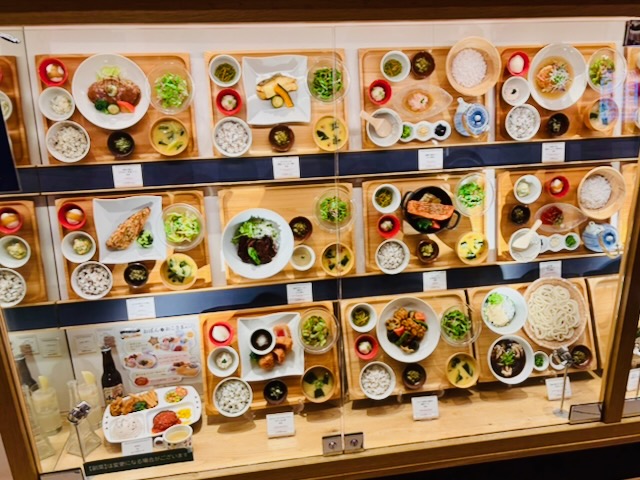 メニューサンプルがずらりと並んだ店頭展示