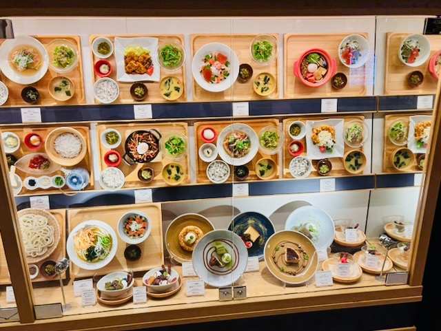 メニューサンプルがずらりと並んだ店頭展示