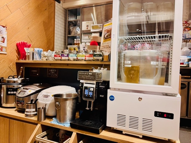 ドリンクバーや炊飯器などセルフサービススペースの写真
