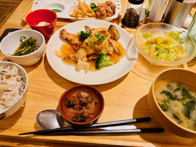 赤魚の唐揚げ定食。副菜と味噌汁付きの充実ランチ