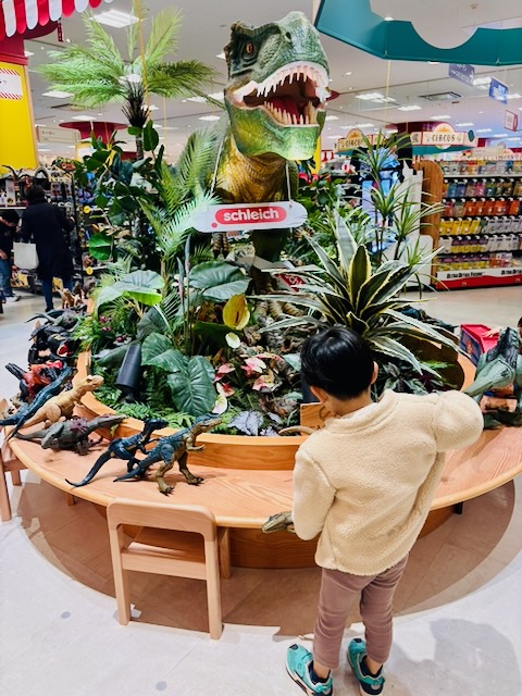 入口すぐにある恐竜ブース。買うより遊びに夢中の様子。