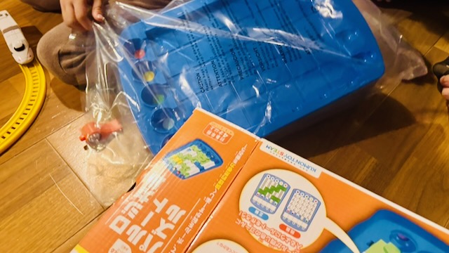 帰宅してすぐに遊んでいた様子。夢中になって組み立てています。