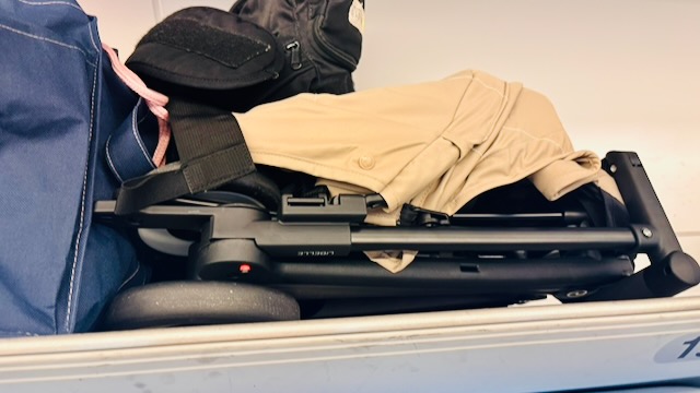 サイベックス リベルを新幹線の荷物棚に収納した様子