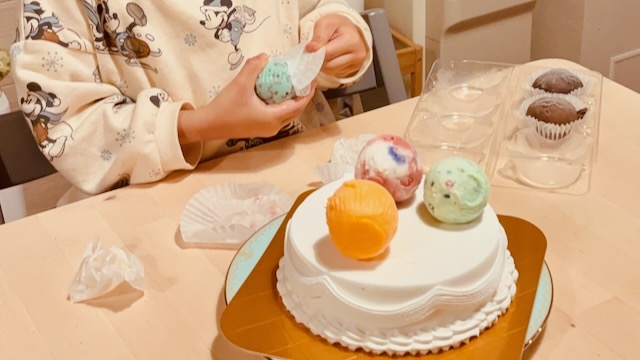 子どもがポップスクープを載せてアイスケーキを組み立てる様子