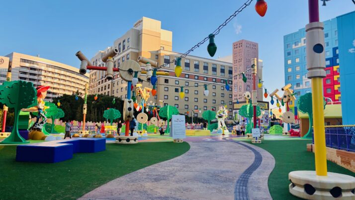 トイストーリーホテル中庭に設置されたキャラクターフィギュア